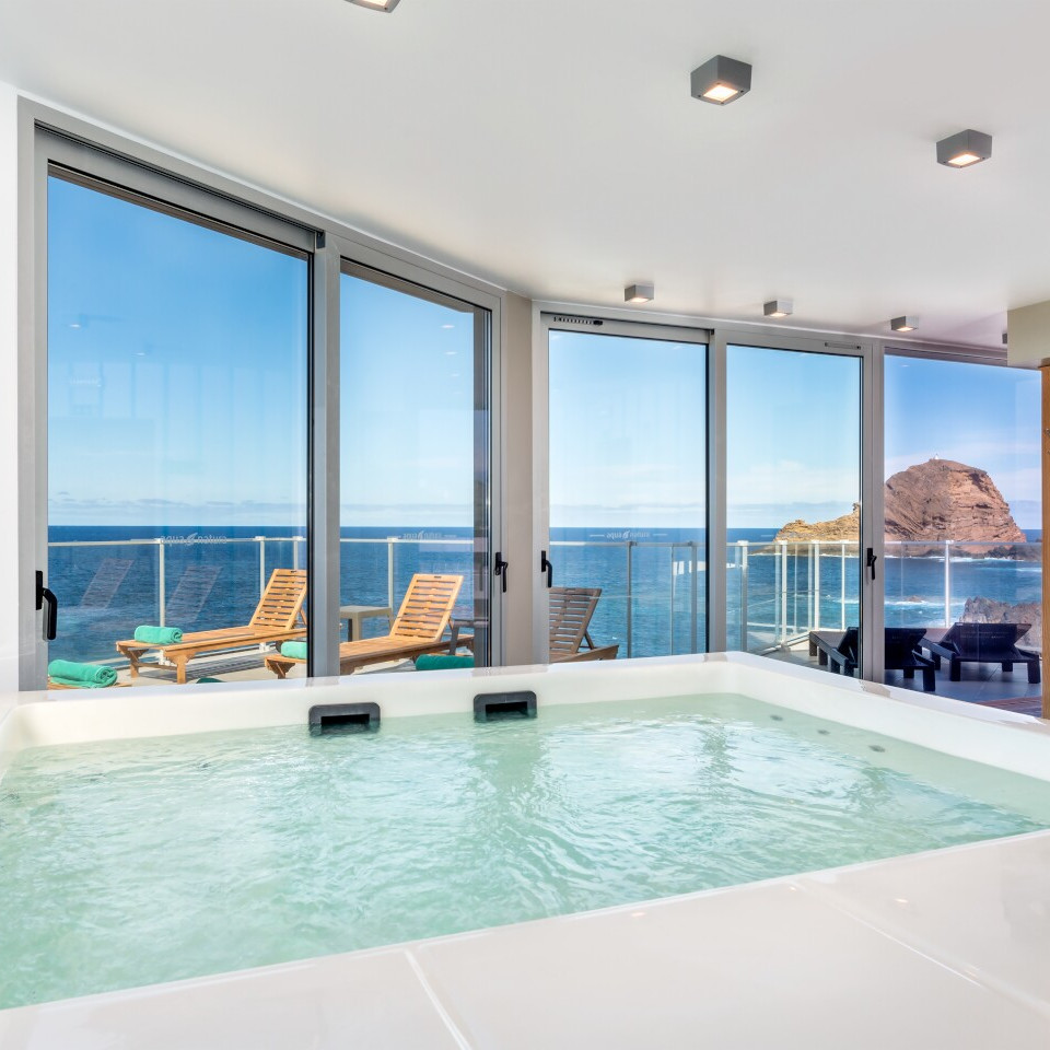 Zwembad met zeezicht