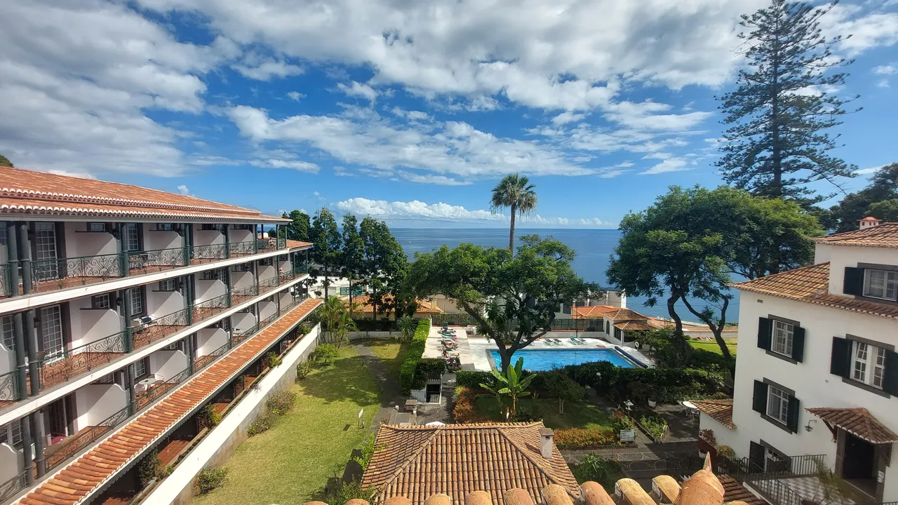 Hotelkamer met balkon en zeezicht