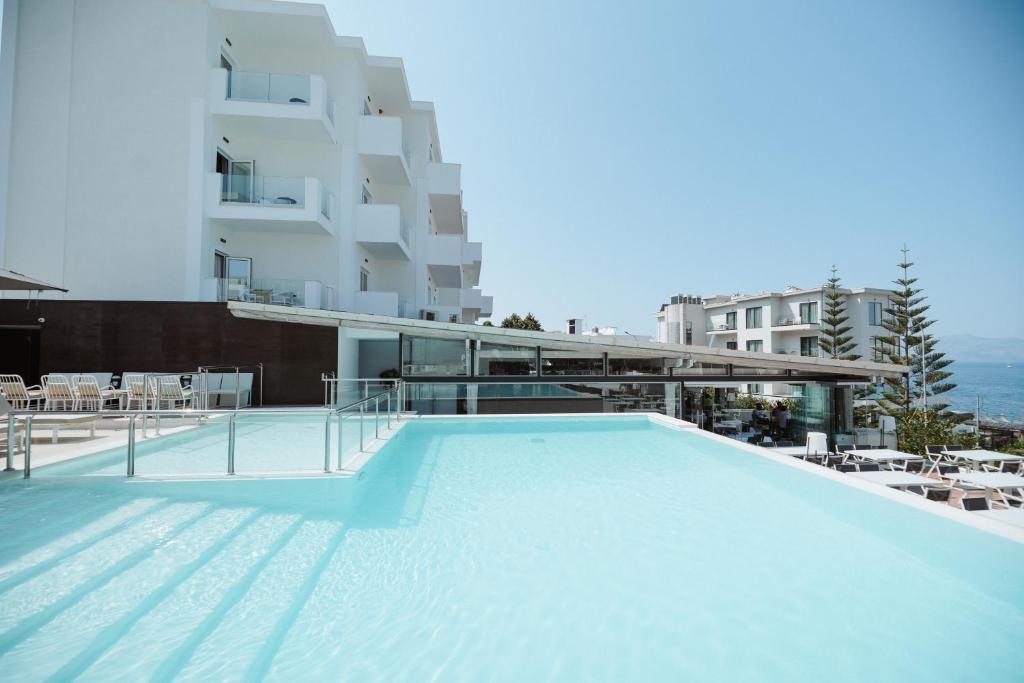 Hotel Agimi &ndash; buitenzwembad en terras