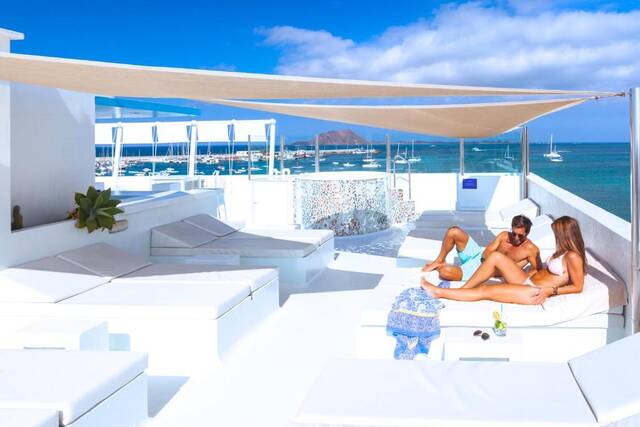 Dakterras met ligbedden van het Avanti Lifestyle Hotel