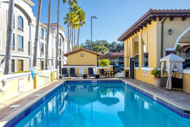 Buitenzwembad van Best Western Historical Inn