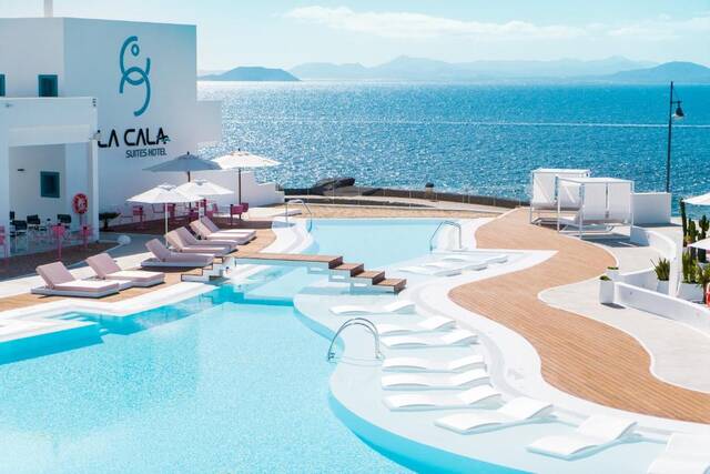 Zwembad van CalaLanzarote Suites