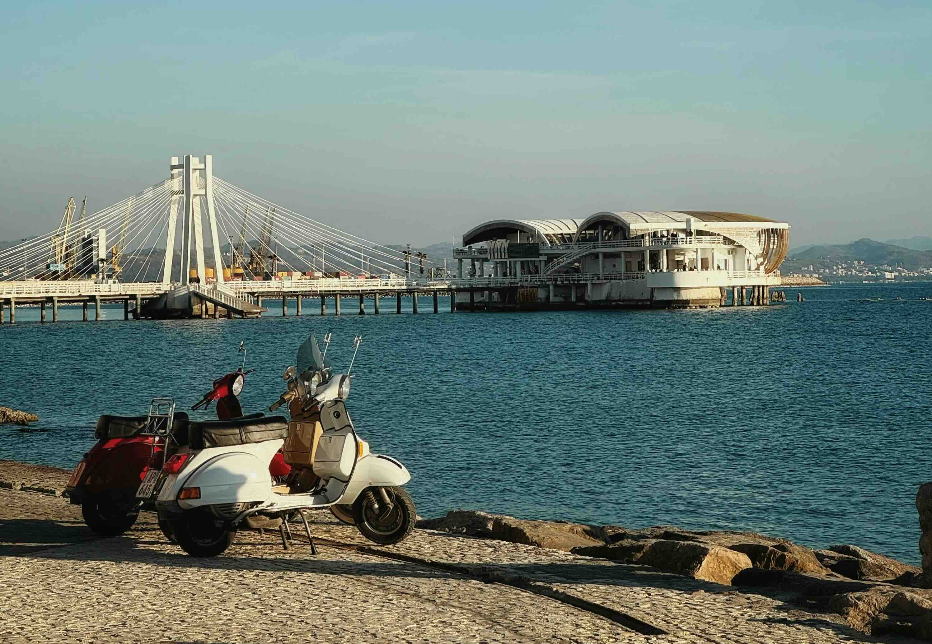 Laatste blik op de boulevard van Durr&euml;s