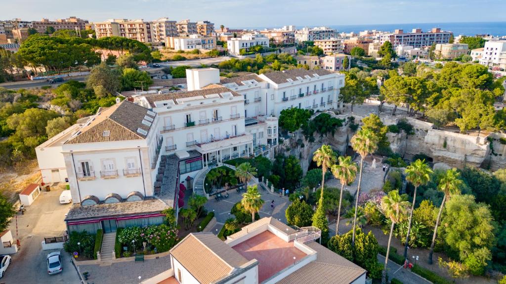 Grand Hotel Villa Politi &ndash; zwembad & terras