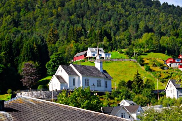 Aanmeren in een fjorddorp