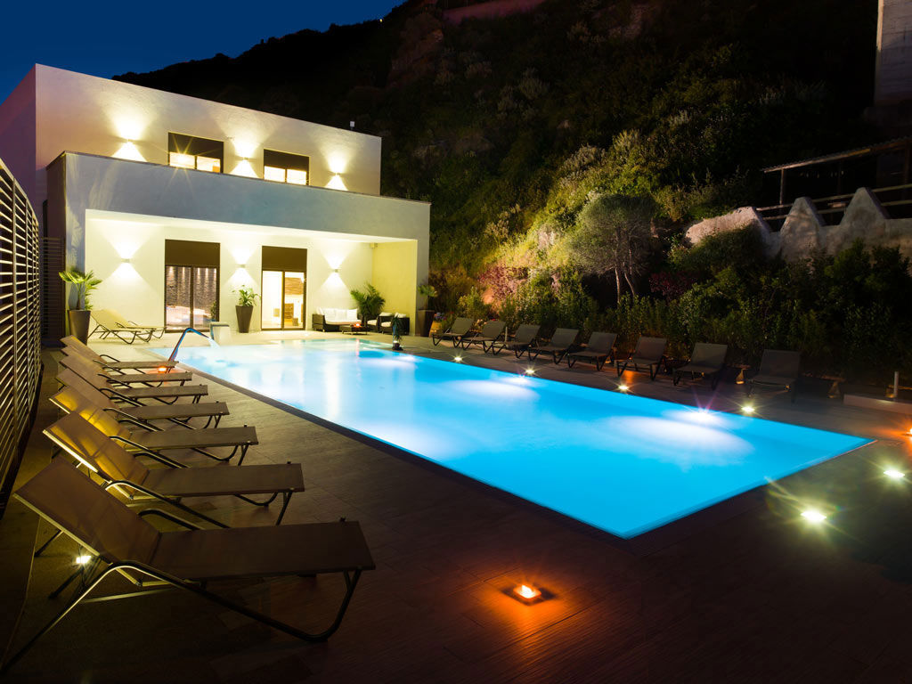 Zwembad met zeezicht