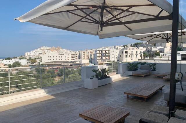 Dakterras van Hotel Monte Sarago met zicht op Ostuni