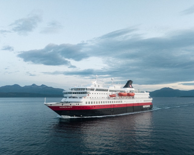 Hurtigruten &ndash; schip op open water