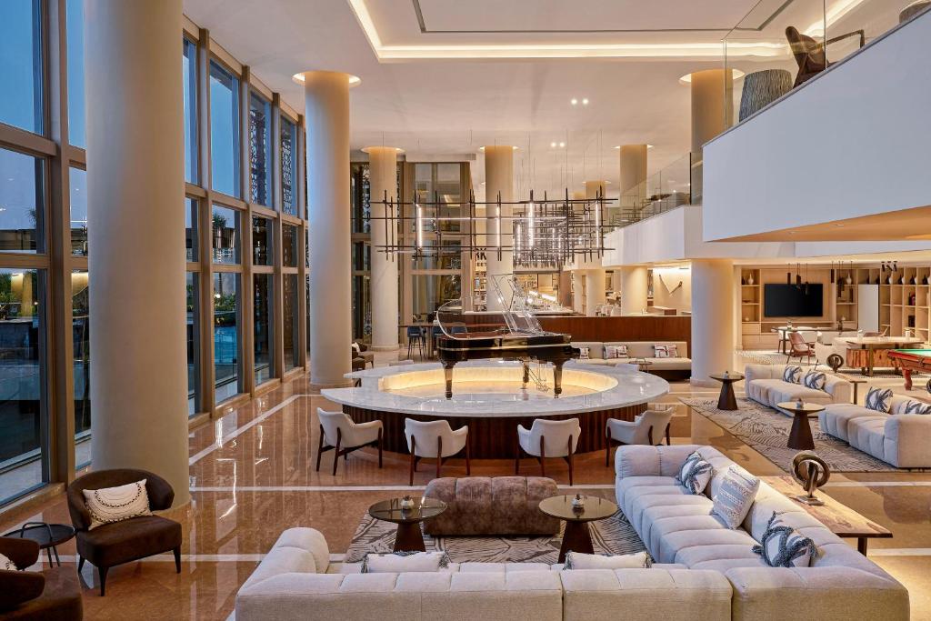 Zwembad met piramide uitzicht