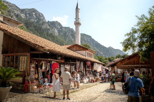 Historische bazaar en straatjes van Kruj&euml;