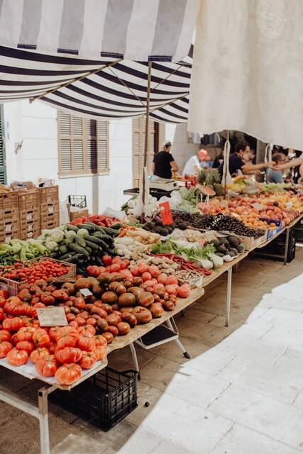 Lokale markt en wijnhuizen