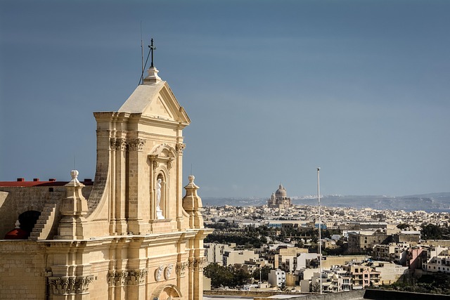 Kerk en kalkstenen huizen op Malta