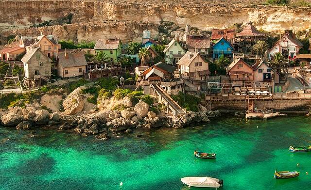 Zacht zand en helder water bij Mellieħa Bay