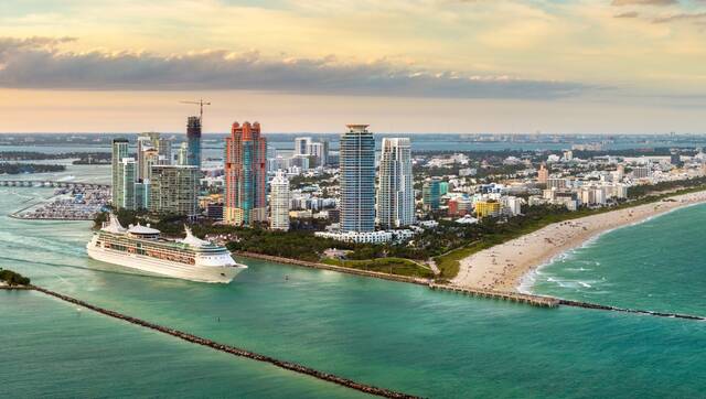 Cruiseschip vaart Miami binnen