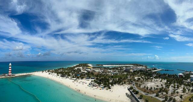 Vuurtoren en strand op Ocean Cay