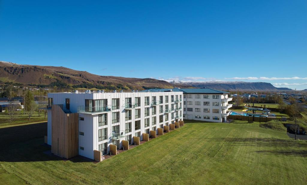 Buitenzwembad en hot tub bij Hotel Örk