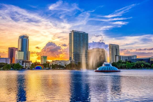 Skyline van Orlando bij Lake Eola