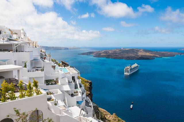 Santorini met de cruise voor de kust