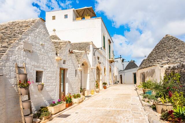 Trulli in een straatje van Alberobello