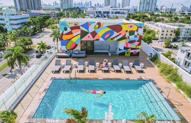 Zwembad op het dak van Upsun Hotel in Miami Beach