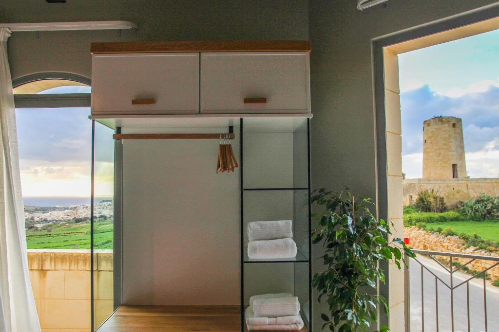 Kamer met balkon en pool view