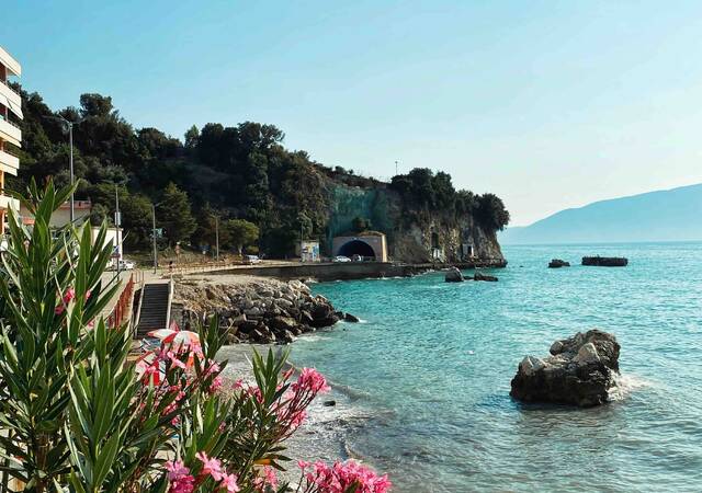 Uitzicht over de baai van Vlorë