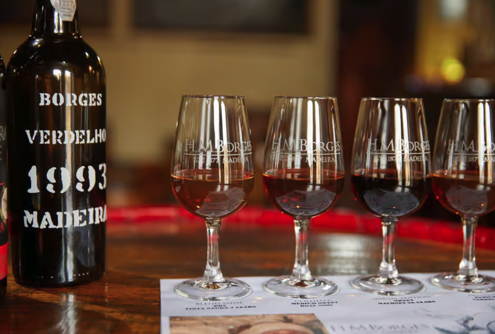 Detail van wijnetiketten en glazen