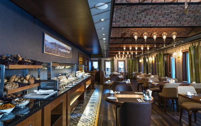 Ontbijtzaal met buffet van Hotel Manesol Boutique Galata in Istanbul