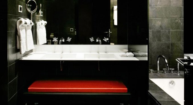 Badkamer van een tweepersoonskamer van Hotel Puerta America in Madrid