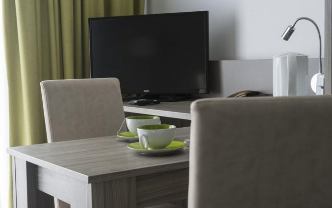 tafel tweepersoonskamer appartementen Suite Home Porticcio