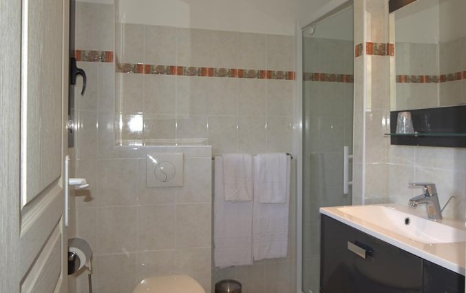 Badkamer van tweepersoonskamer van hotel Des Deux Sorru in Corisca