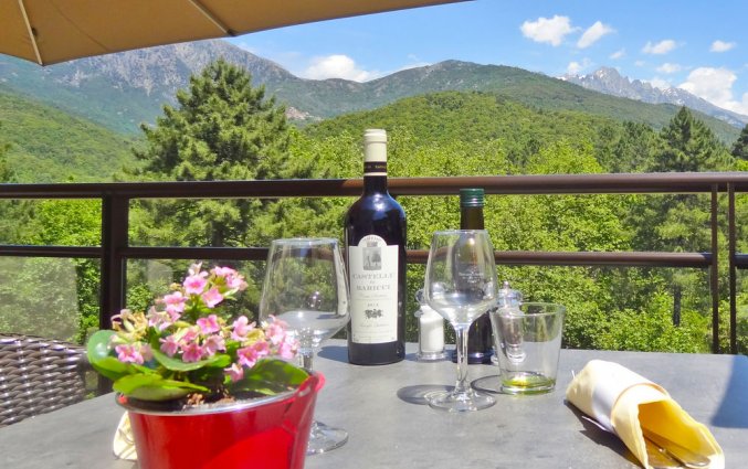 Terras met uizicht van hotel Des Deux Sorru in Corsica