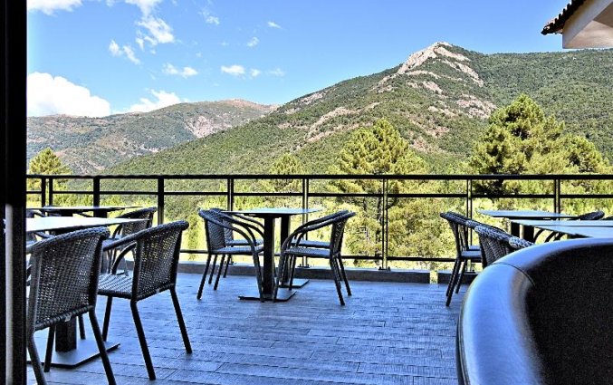 Terras met uizicht van hotel Des Deux Sorru in Corsica