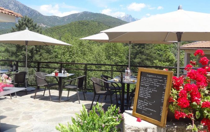 Terras met uizicht van hotel Des Deux Sorru in Corsica