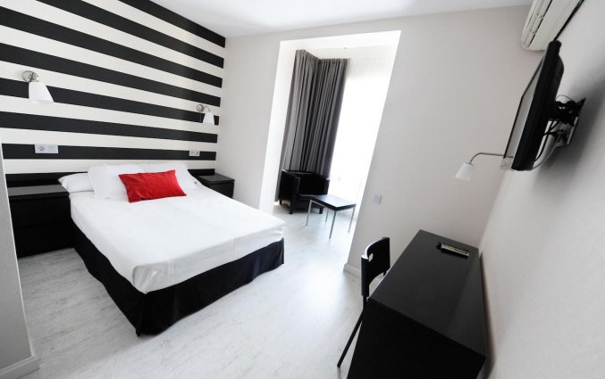 Tweepersoonskamer met tweepersoonsbed in Hotel Domus in Malaga