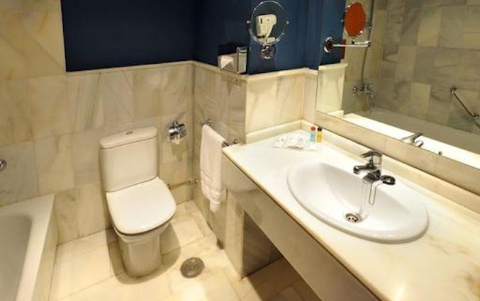 Badkamer van een tweepersoonskamer van Hotel Atarazanas Boutique in Malaga