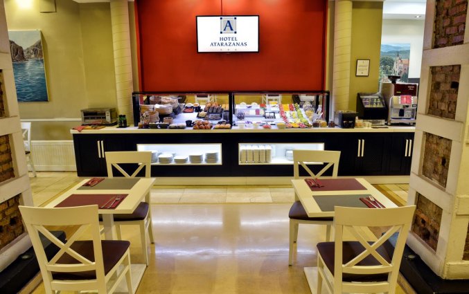 Ontbijtzaal met buffet van Hotel Atarazanas Boutique in Malaga