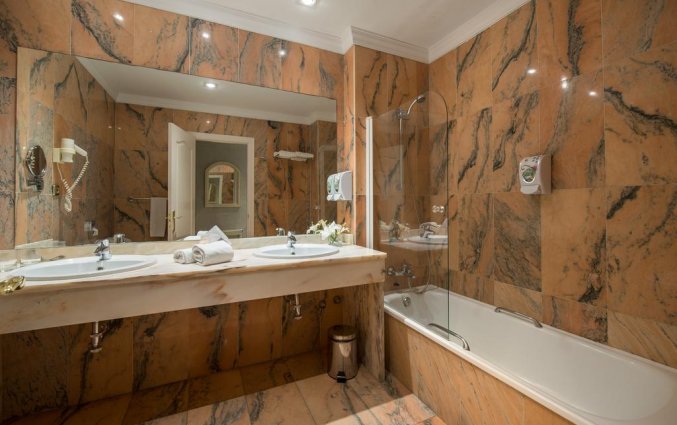 Badkamer van tweepersoonskamer in hotel Salles Malaga Centro in Malaga