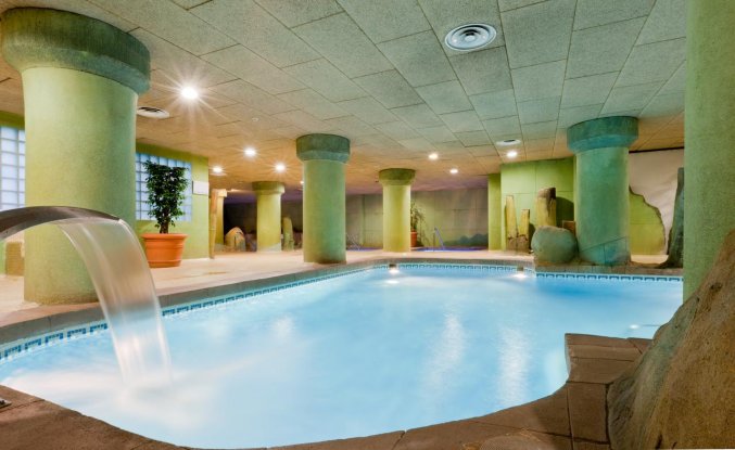 Binnenzwembad van Hotel Senator Granada Spa in Andalusie