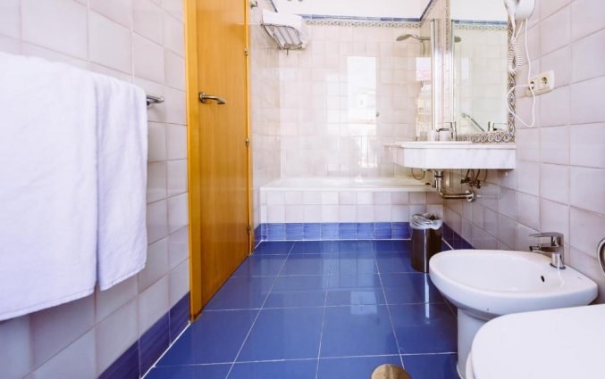Badkamer van tweepersoonskamer van Azz Hotel Doña Manuela in Sevilla