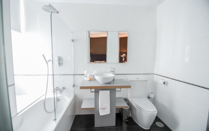 Badkamer van een tweepersoonskamer van Hotel Petit Palace Santa Cruz in Sevilla
