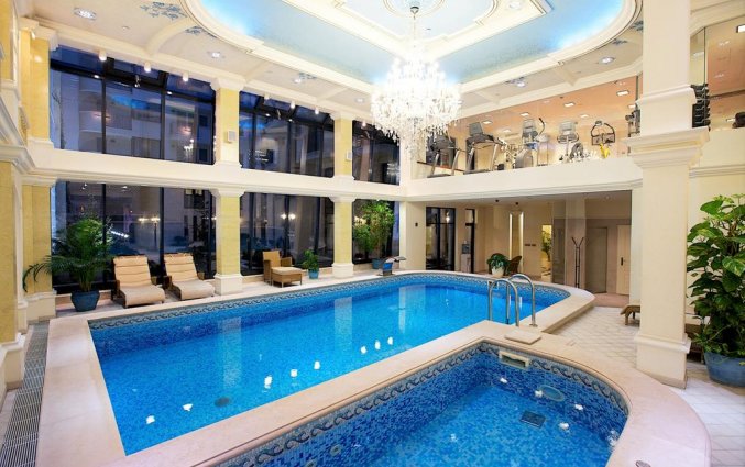 Binnenzwembad van Hotel Queen's Court in Budapest