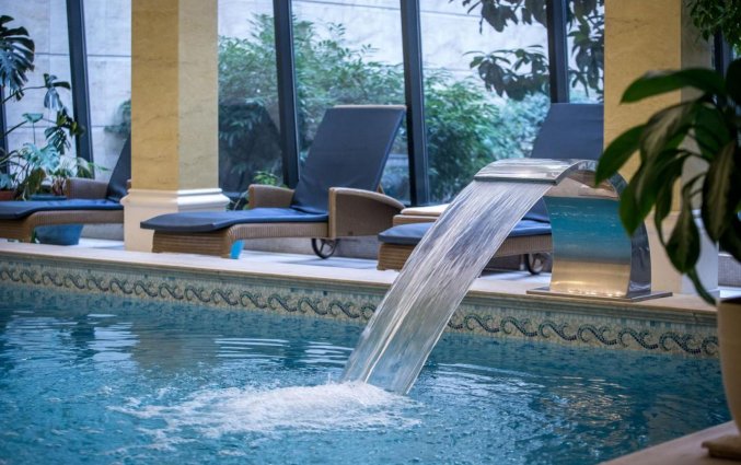 Zwembad met ligbedden van Hotel Queen's Court in Budapest