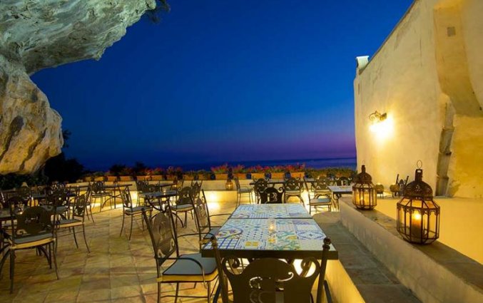 Terras van Hotel Badia Santa Maria de Olearia aan de Amalfikust