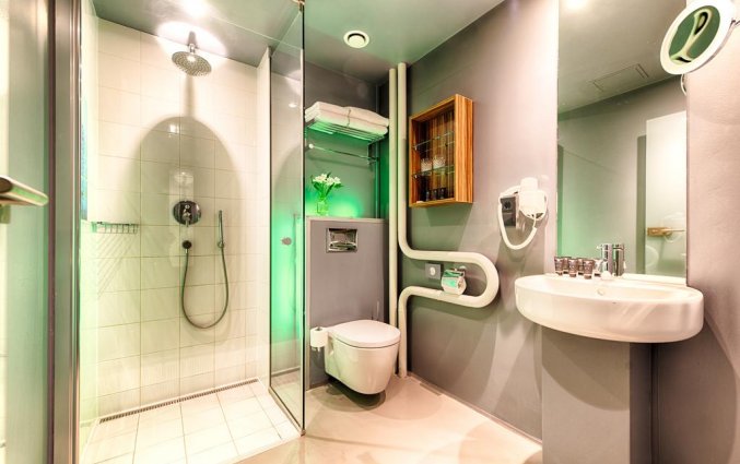 Badkamer tweepersoonskamer hotel NYX Prague