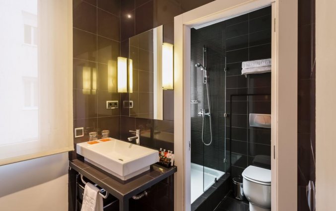 Badkamer van een tweepersoonskamer van Hotel Room Mate Mario in Madrid