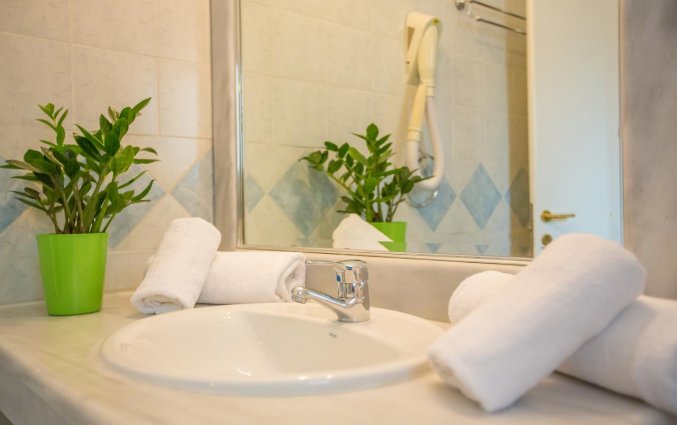 Badkamer van een tweepersoonskamer van Hotel Marina in Athene