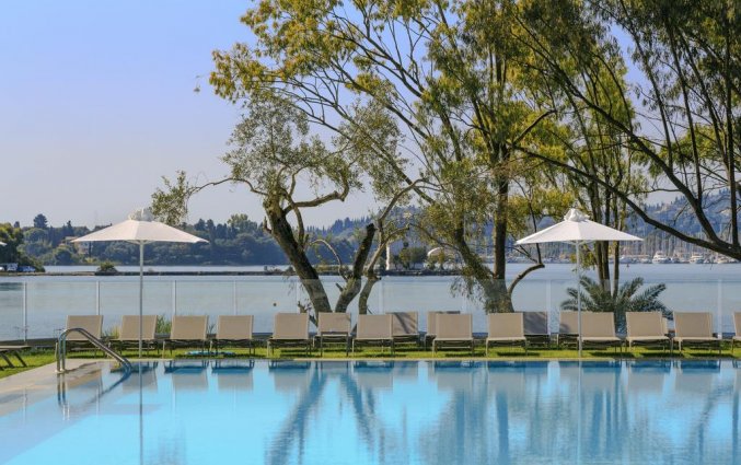 Buitenzwembad van Hotel Rodostamo op Corfu