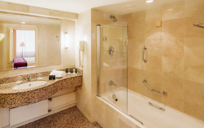 Badkamer van een tweepersoonskamer van Hotel Lev in Ljubljana