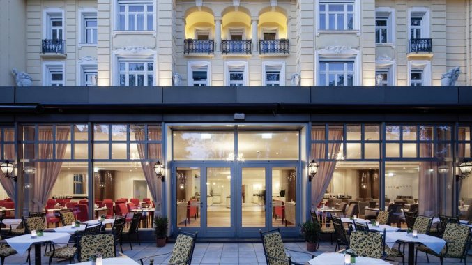 Terras van hotel Austria Trend Parkhotel Schönbrunn in Wenen